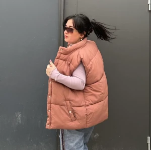 Väst från Neo Noir - Rosa/brun väst från Neo Noir