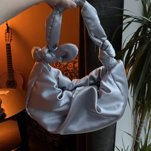 Topshop väska - Blå, skimrig väska från topshop. Använd en gång.