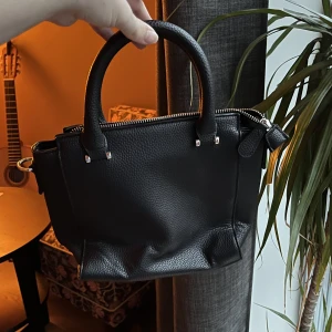 Läderväska - Mini, läder väska köpt secondhand. Använd fåtal gånger, dvs bra skick.