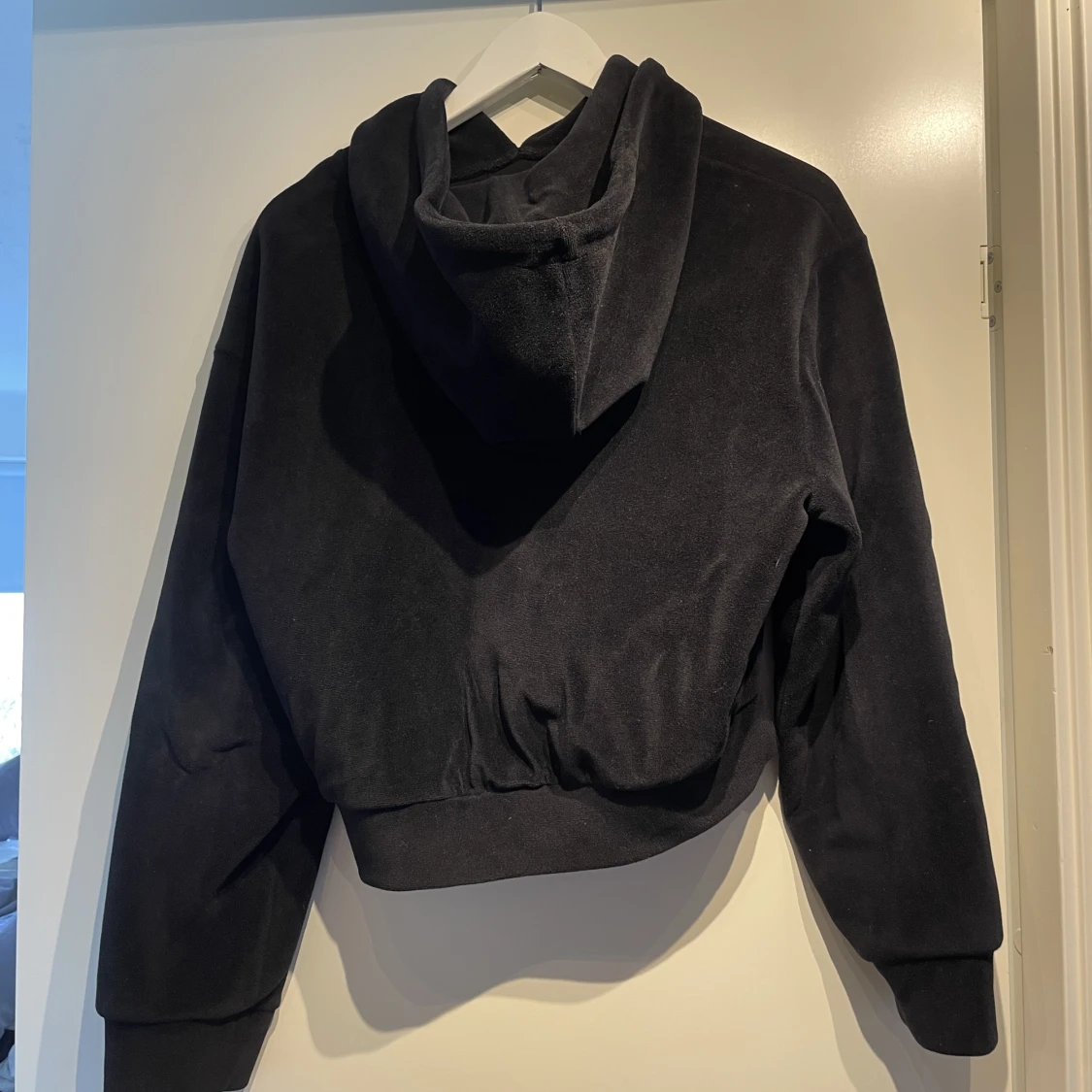 Svart hoodie Weekday - 90