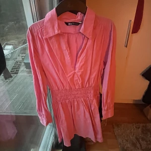 Skjortklänning - Rosa, långärmad skjortklänning. Midi-längd, använd en gång.