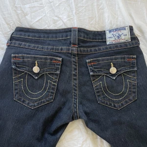 true religion jeans - säljer fler liknande jeans använd köp nu! midja78: innerben:85💋jag är 169 och w28 som referens, nyskick! 