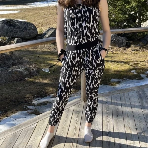 Jumpsuit - Axelbandslös jumpsuit från Cotton On. Storlek 36.