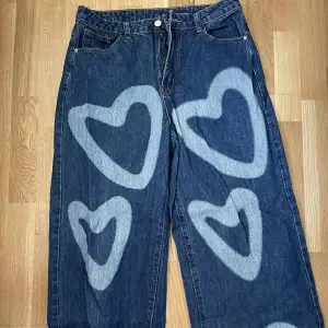 Jeans med hjärtan, måtten är 38cm rakt över midjan och innerbenslängden är 77cm