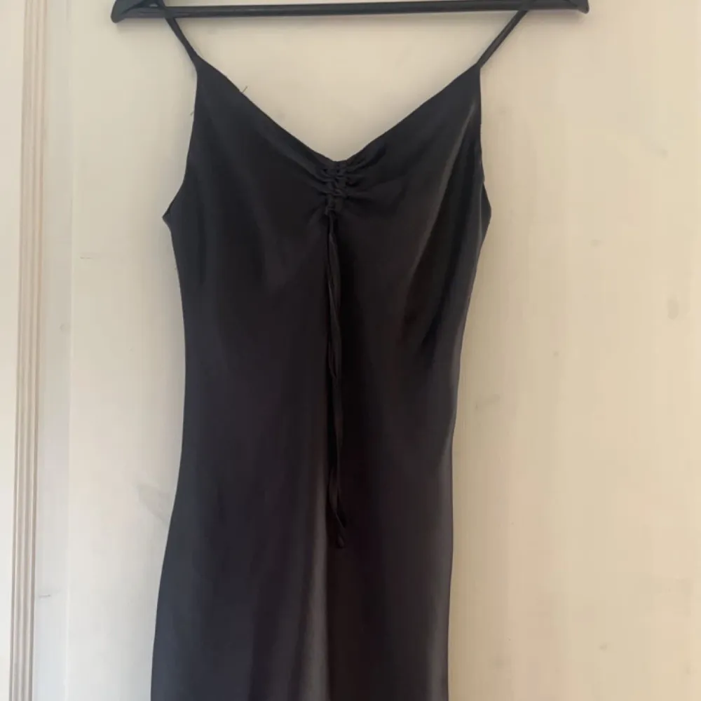 Jätte fin silkes klänning från bik bok, går ungefär till mitten av låren på mig som är 163 cm. Använd endast en gång. Storlek xs. Pris: 200 + frakt.. Klänningar.