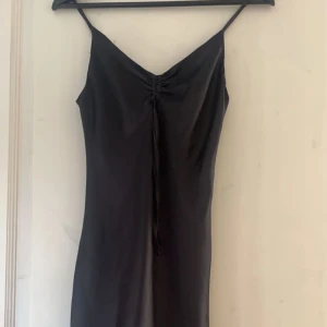 Klänning  - Jätte fin silkes klänning från bik bok, går ungefär till mitten av låren på mig som är 163 cm. Använd endast en gång. Storlek xs. Pris: 200 + frakt.