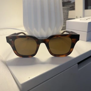 Chimis - Superfina chimi solglasögon i  den populära modellen 04L i färgen tortoise! Nästan helt nya o knappt använda så i väldigt bra skick. Säljer då jag köpt en annan färg 💕💕 1000kr, pris kan diskuteras vid snabb affär 