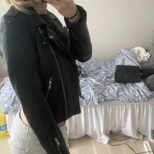 Skinnjacka - Croppad skinnjacka med fina silverdetaljer. Använd ett fåtal gånger, har tyvärr inget medföljande band till.💕💕