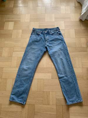 Knappt använda Weekday jeans i modellen SPACE. Mått W30 L32