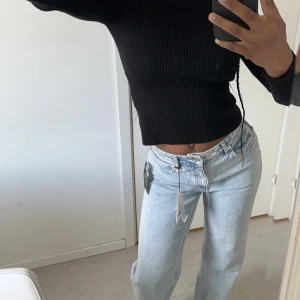 NA-KD ny jeans  - Jeans med rå fåll, vida ben och hög midja. Köpte för 479 kr, slutsåld på NA-KD!