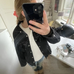 Svart jeansjacka - En as ball jeansjacka ifrån zara! Den har en pytteliten defekt, kom privat för mer info eller frågor💕