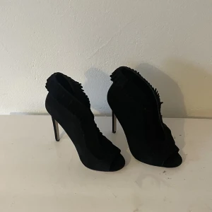 Klackskor  - Jättefina höga svarta klackar från Asos strl. 38  Köpta för något år sedan men aldrig använda 