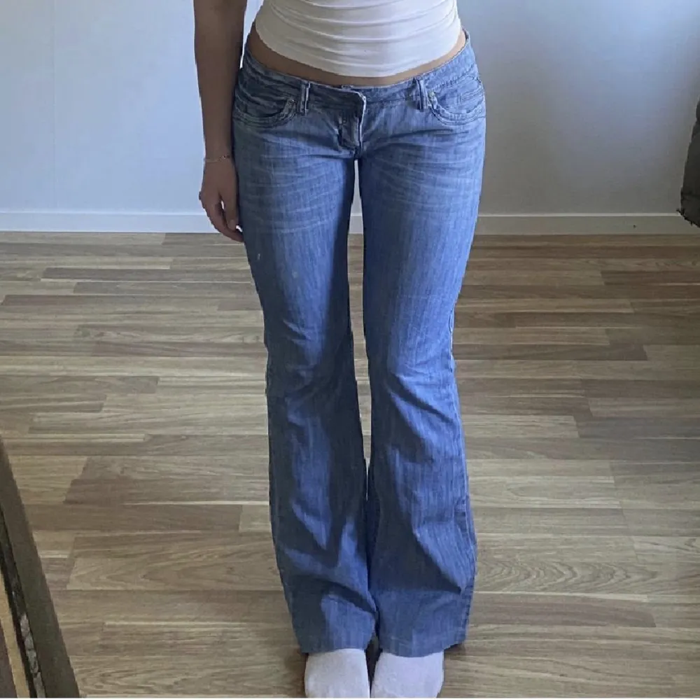 Säljer ett par super fina jeans köpta här på plick❤️ dom har tyvärr blivit för små för mig och kommer därmed inte till användning💕 är 1,65 och de går ned i marken💕( inte mina bilder!!) hör av er om ni har fler frågor☺️. Jeans & Byxor.