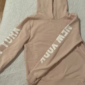 hoodie  - rosa hoodie från gina med tryck på ärmarna 