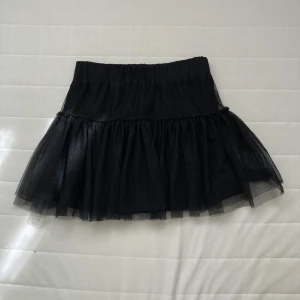 Svart tyllkjol - Svart minikjol i tyll! Köpt second hand i bra tillstånd, aldrig använd. Angiven stl 170 cm, motsvarar XS/S. Skriv för fler bilder 🌀