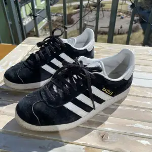 Adidas Gazelle sneakers i gott skick men behöver en tvätt. Stora i storleken, jag har vanligtvis i storlek 37/37.5!