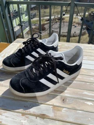 Gazelle Adidas  - Adidas Gazelle sneakers i gott skick men behöver en tvätt. Stora i storleken, jag har vanligtvis i storlek 37/37.5!