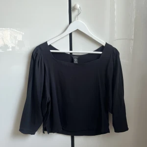 Svart blus - Superfin svart blus från Lindex. Ärmarna är ungefär trekvartsärmar. I mycket bra skick! 