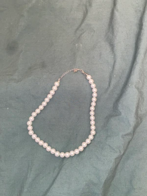 Halsband - Vit pärlhalsband köpte på glitter men har inte fått användning för det!