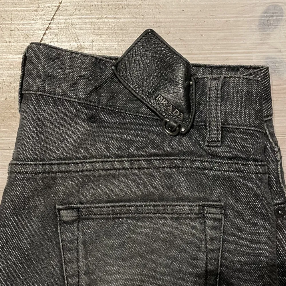Ett par Prada jeans i storlek 30. Tagen där bak har lossnat på ena sidan men sitter fortfarande fast på andra, (därför jag säljer så billigt). Straight fit. Nypris 4000. . Jeans & Byxor.