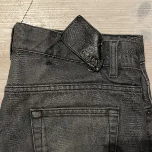 Ett par Prada jeans i storlek 30. Tagen där bak har lossnat på ena sidan men sitter fortfarande fast på andra, (därför jag säljer så billigt). Straight fit. Nypris 4000. 