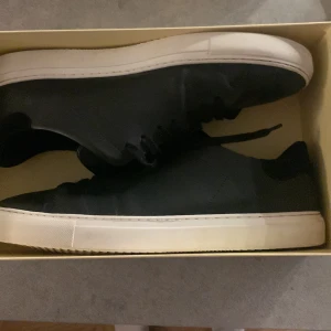 Clean 90 sneaker - Säljer mina Axel arigato skor som jag har haft i ungefär 1 år. Skick är 9/10 små creases men annars väldigt bra skick