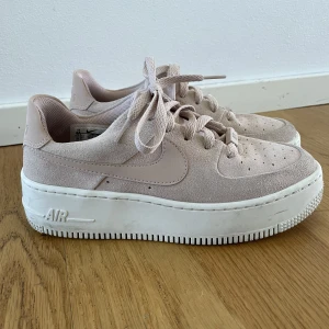 Nike airforce 1 stl 37,5 - Jättefina! Nike airforce one, svagt rosa. Stl 37,5. Lite för små för mig så knappt använda. 