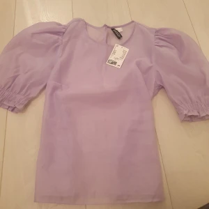 Lila tröja - Lila tröja frpn h&m som är helt ny alltså oanvänd. Prislappen kvar. Från h&m