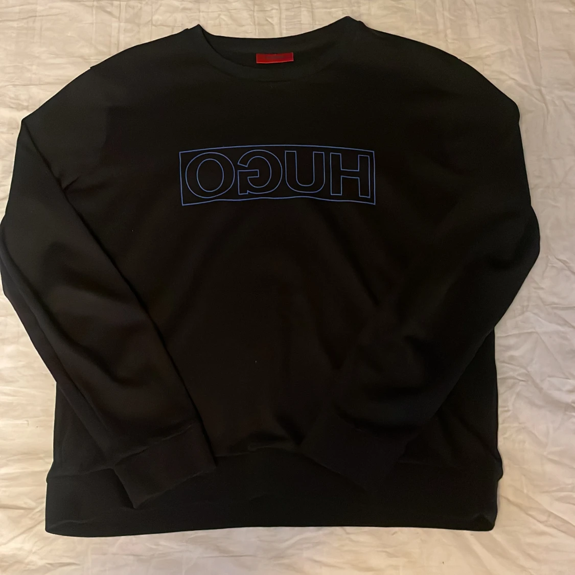 HUGO tröja Svart med blått märke