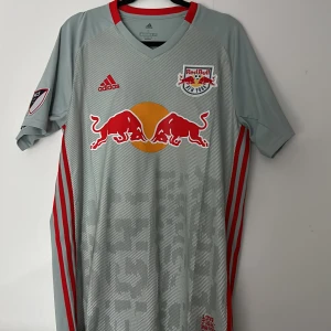Fotbollströja - En sprillansny vintage fotbollströja från new york redbulls mls lag. Perfekt för sommarn och skön design. Kostar cirka 1200 ny. L men passar bra på både M och XL