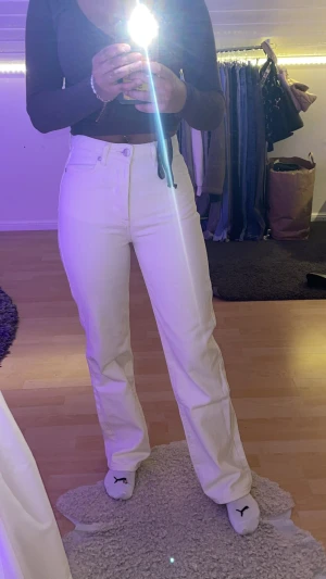 Wide leg jeans - Säljer nu mina favorit jeans, färgen är benvit, alltså lite vit åt de beiga hållet, wide leg jeans i helt nytt skick, säljer då de inte passar längre😢❤️ köparen står för frakten🫶🏽