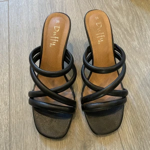 Svarta klackskor - Svarta klackskor från märket Duffy.  Nypris 599kr. Endast använda en gång, säljes pga lite för trånga för mig.