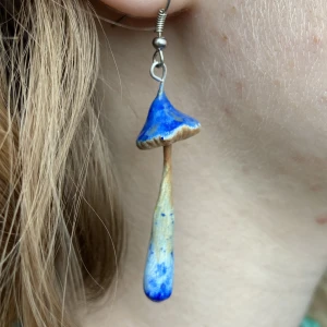 Svampörhängen 🍄  - Handgjorda svampörhängen i lera. Kan fås i all möjliga färger ❤️🧡💛💚💙💜 Frakten blir 15 kr ✨ Grön/lila är sålda, men kan göra nya om önskas 💚💜