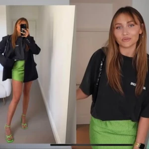 Kjol ZARA  - Snygg texturerad kjol från ZARA i grönt, använd en gång. Stl M (liten i storlek så passar bra om man är S). Har dragkedja på sidan 