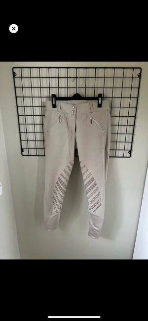Ridbyxor  - Skara hästsport. Beiga ridbyxor knäskodda - storlek 38 - 200kr  Back 2 back. Vita ridbyxor - storlek 36 ladies - 50kr  Köparen står för frakten
