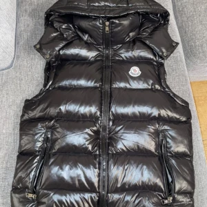 Moncler väst  - Hej säljer min Moncler väst äkta såklart fick den av min bror 