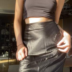Satin kjol i svart. Midi längd och i storlek XS. Använd ”köp nu” om du vill köpa! 🫶🏻läs bio