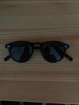 Chimi 02 - Ett par snygga svart chimi 02 glasögon i riktigt bra skick. Case medföljer inte. Glasögonen förbeställs så frakten tar ca 3 extra arbetsdagar. Skriv om ni har fler frågor 