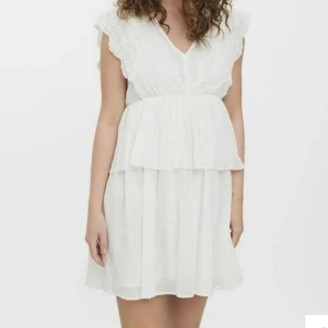 Studentklänning - En supersöt klänning från Vero Moda som är perfekt till studenten eller skolavslutningen! Klänningen är oanvänd och lappen är kvar🥰 Säljer då jag köpte fel storlek och inte hann lämna tillbaka💕💕