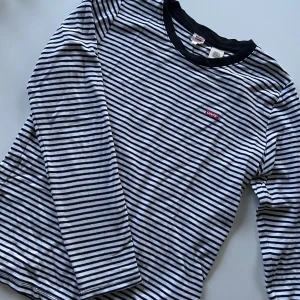 Långärmad tröja - Långärmad tröja från Levis i strl M. Köpt för några år sedan och aldrig använd. 