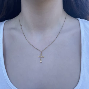 Halsband  - Kors halsband i guld🫶🏼i nyskick! Köparen står för frakt💌