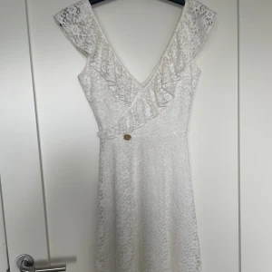 Studentklänning - Vit, SUPERFIN klänning! Perfekt till student eller skolavslutning.  
