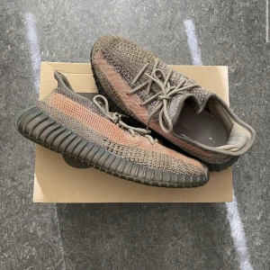 Adidas Yeezy Boost 350 V2 ”Ash Stone” - Adidas Yeezy Boost 350 V2 ”Ash Stone” Storlek: 44 Skick: avgör själv Pris: 1799