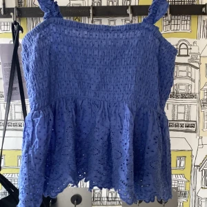 Volangtopp - En klar blå volangtopp men bandeau överdel⭐️💥❤️‍🔥jätte skön och passade till alla mina outfits föra sommaren🌸🙏🏼 passar min som har xs-s!!