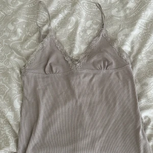 Hm linne - Söt spetslinne från hm. Säljer då den är lite för stor för mig. Linnet är i perfekt skick. Frakt tillkommer.