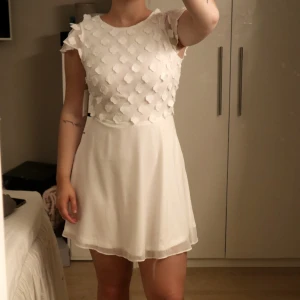 Helt ny klänning  - Helt ny klänning som passar perfekt till studenten! Lappen finns kvar.  Storlek 36/S