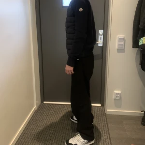 Sweet SKTBS byxor (XS) - Säljer nu dessa svarta "sweet sktbs" jeans då de ej kommer till användning.  Färg: Svart Fit: loose fit  Storlek: XS Condition: 8/10