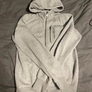 Sail racing zipuphoodie  - Denna sail racing zip up säljs pga används ej, är i storlek 160 men passar mig bra som brukar ha XS/S! Knappt använd, nypris 799
