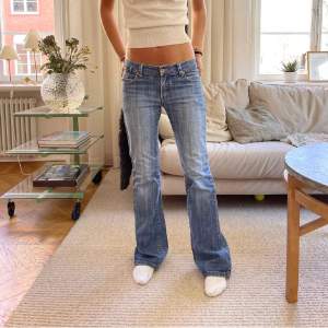 Så snygga lågmidjade jeans som tyvärr är för små för mig. Lånade bilder av tjejen jag köpte av på plick💖💖💖(hon på bilden är 169)