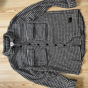 Overshirt Zara - Overshirt stickad i svartvitt mönster Storlek S Knappt använd 